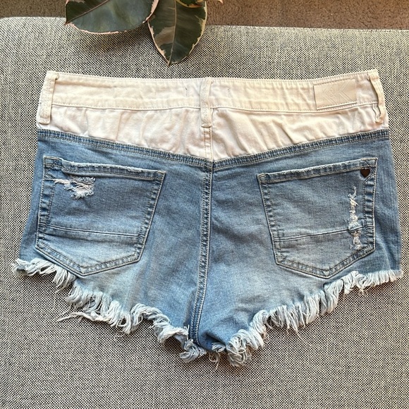 🤍 Vintage Kendal and Kylie Distressed Denim White High Rise Shorts , Size: 11 - Picture 6 of 12